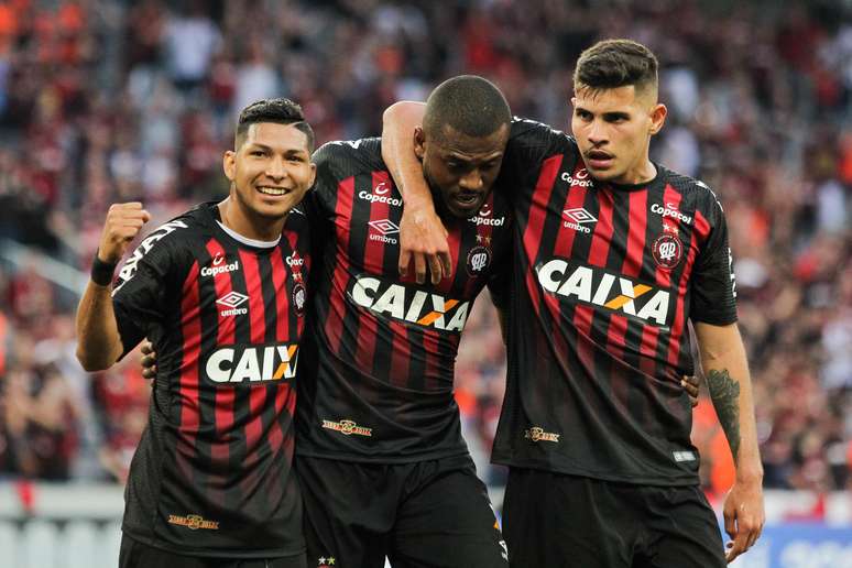 Marcelo Cirino, jogador do Atl&eacute;tico-PR, comemora seu gol durante partida contra o Paran&aacute; Clube, v&aacute;lida pela vig&eacute;sima sexta rodada do Campeonato Brasileiro 2018