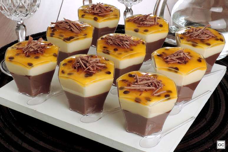 Mousse de chocolate com maracujá no copinho