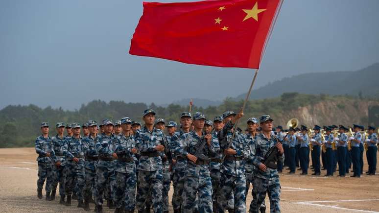 Ren ocupou cargos t&eacute;cnicos no Ex&eacute;rcito chin&ecirc;s por uma d&eacute;cada