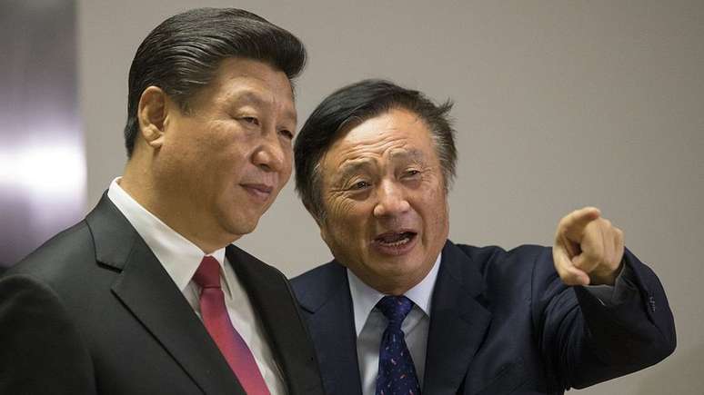 Ren Zhengei, em imagem junto ao presidente chinês, Xi Jinping