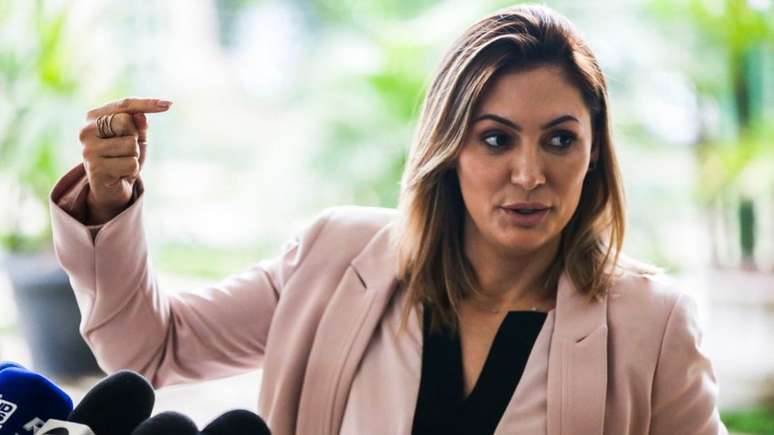 Segundo Bolsonaro, o dep&oacute;sito de R$ 24 mil para sua mulher Michelle (foto) era o pagamento de uma d&iacute;vida