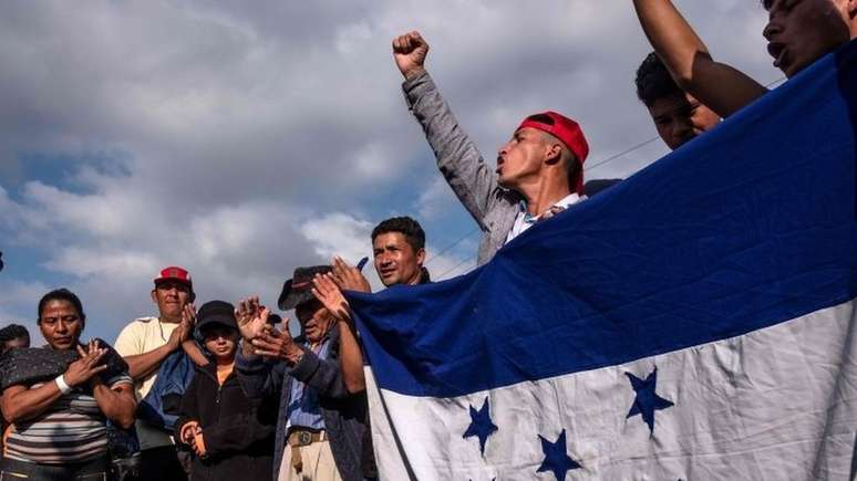 Cerca de 100 migrantes levaram proposta ao consulado dos EUA em Tijuana