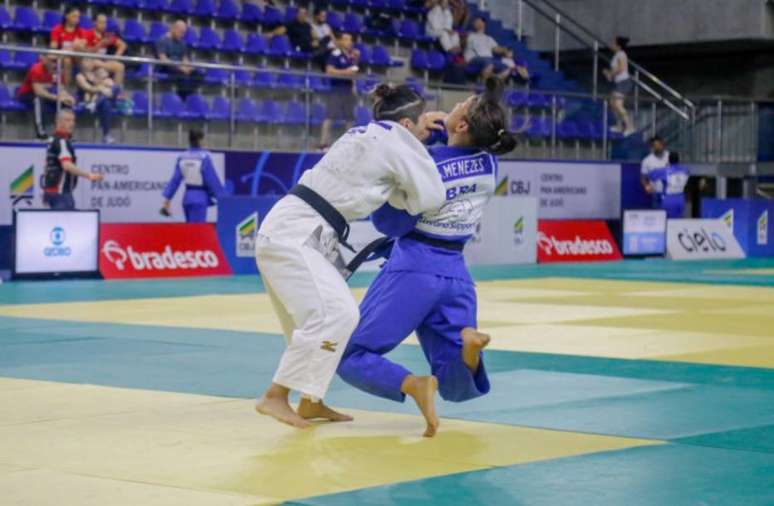 Sarah Menezes durante luta com Nathália Brígita.