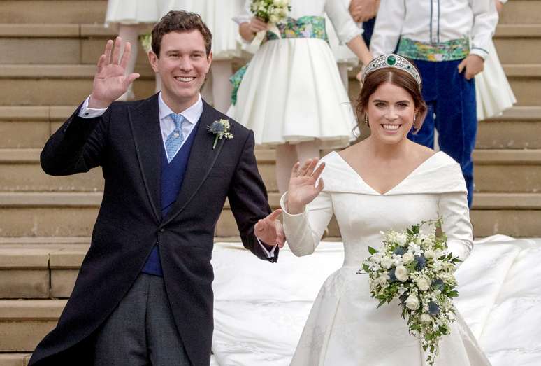 Princesa Eugenie e Jack Brooksbank deixam a Abadia St George em Windsor depois do seu casamento