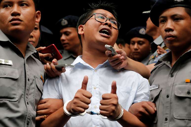 Jornalista da Reuters Wa Lone sob detenção policial em Yangon 03/09/2018 REUTERS/Myat Thu Kyaw