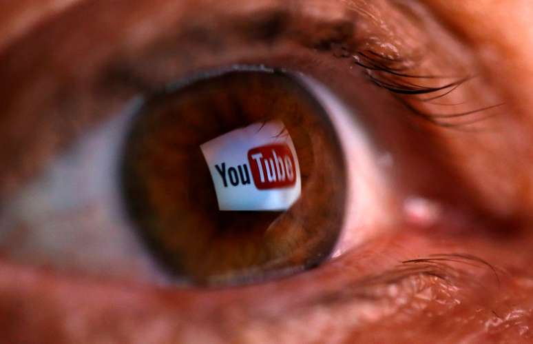 Logotipo do YouTube refletido em olho de usuário. 18/06/2014. REUTERS/Dado Ruvic.