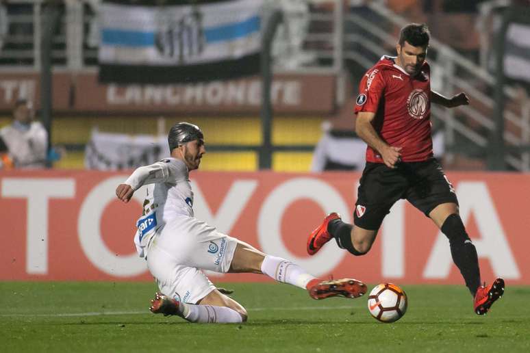 O confronto entre Santos e Independiente (ARG) terminou empatado na ida e na volta, mas a escalação irregular do atleta Carlos Sánchez pelo clube brasileiro deu uma vantagem de 3 gols para o time argentino no jogo de volta