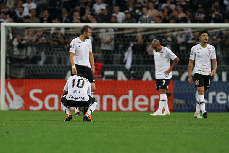 Jogadores do Corinthians lamentam a desclassificação durante a partida contra o Colo-Colo (CHI)