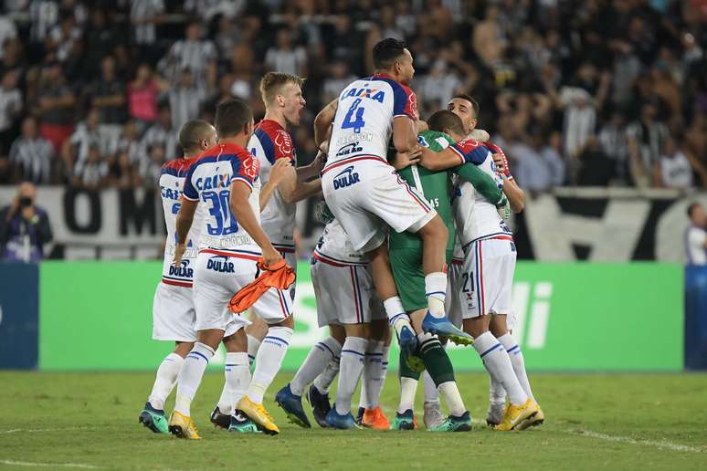 Jogadores do Bahia comemoram o acesso para as quartas de final, após vencer o Botafogo nos pênaltis, em pleno Engenhão