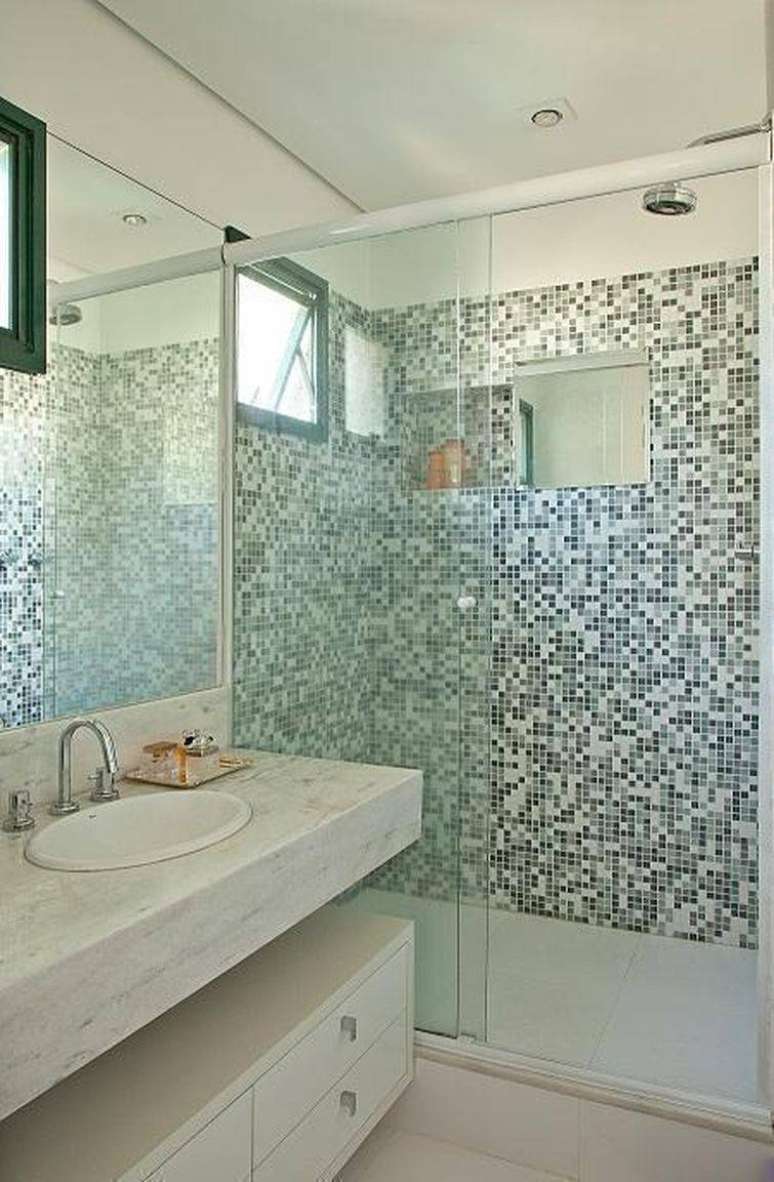 7. Banheiros decorados com pastilhas são modernos e diferentes, além de fáceis de limpar e manter. Projeto de Patricia Kolanian