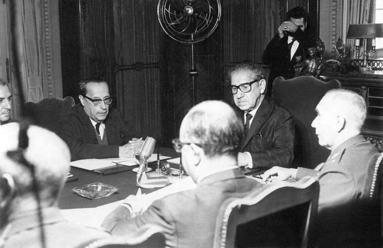 Costa e Silva em reunião com integrantes do governo em 1968, meses antes de baixar o AI-5