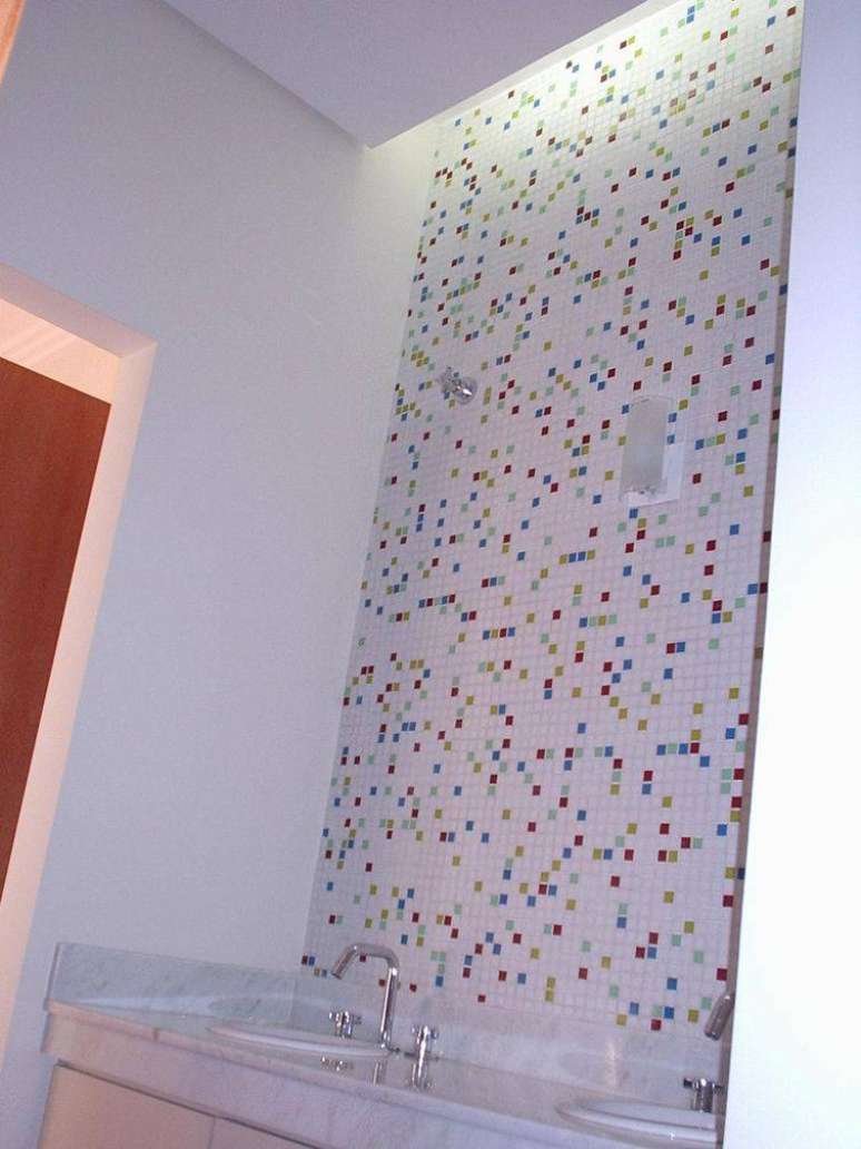 18. Alguns pontos coloridos na parede dos banheiros decorados com pastilhas fica discreto e divertido. Projeto de Sergio Canineo