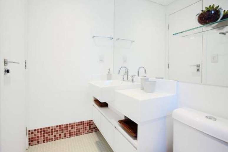 4. A decoração de banheiro com pastilhas próximas ao chão dá um visual diferente ao ambiente