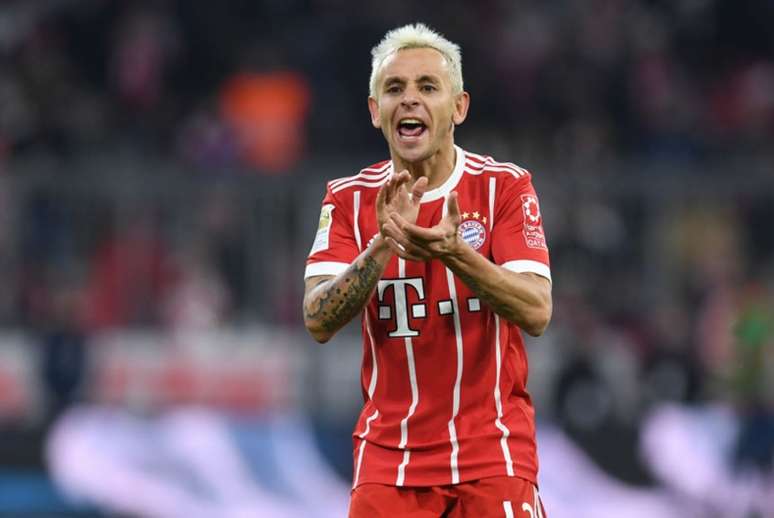Rafinha foi titular do Bayern (Foto: CHRISTOF STACHE / AFP)