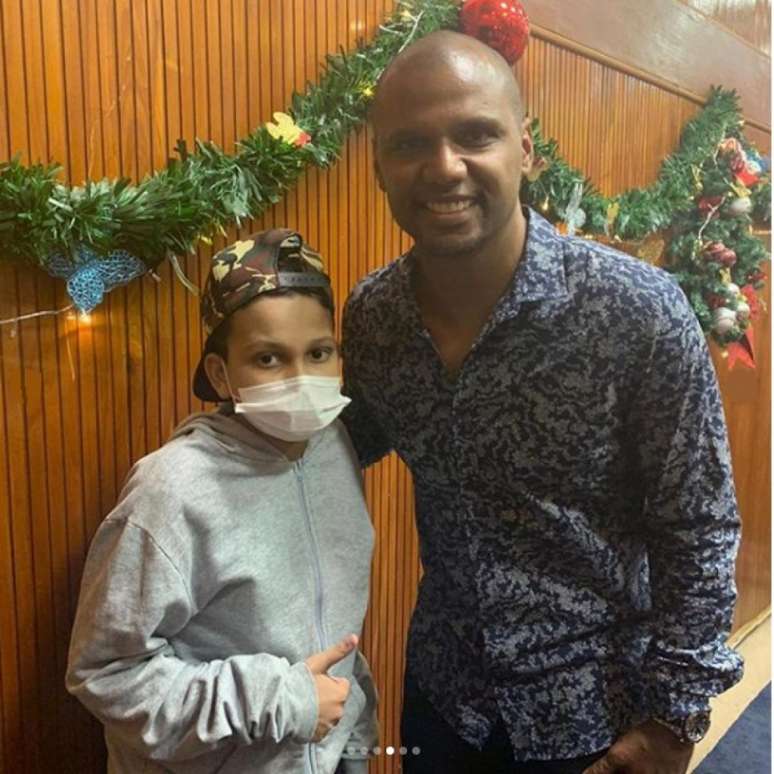 Jefferson participou de festa de Natal de Instituição de tratamento de câncer (Foto: Reprodução/Instagram)