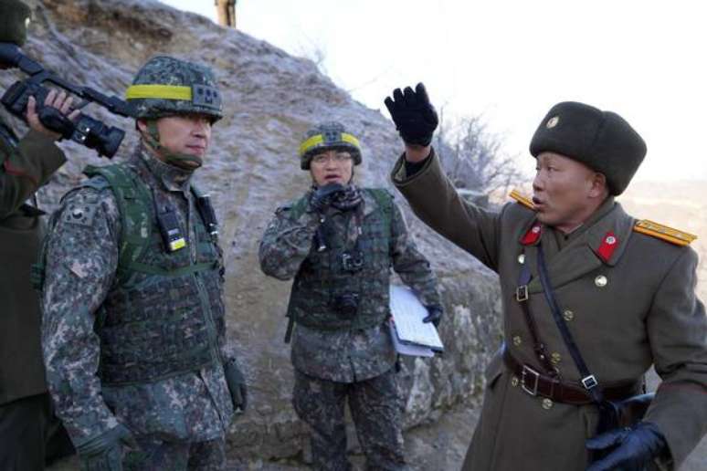 Soldados das Coreias do Sul e do Norte na zona desmilitarizada de Panmunjom
