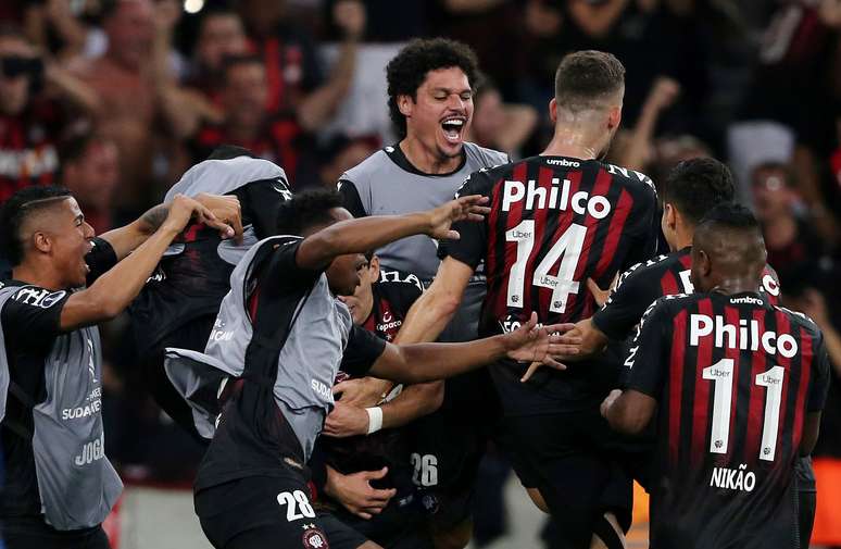 Jogadores do Atlético-PR comemoram gol de Pablo