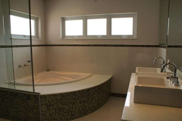 44. Outra opção para os banheiros decorados com pastilhas é usá-las ao redor da banheira. Projeto de Rosani Gomes