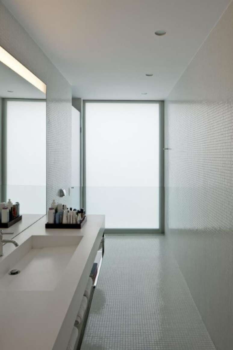 40. Os banheiros decorados com pastilhas brancas dão maior sensação de amplitude ao ambiente. Projeto de Pascali Semerdjian