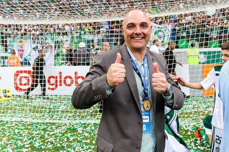 Presidente reeleito do Palmeiras, Mauricio Galiotte, comemora o título de campeão brasileiro de 2018 após a partida contra o Vitória, no Allianz Parque