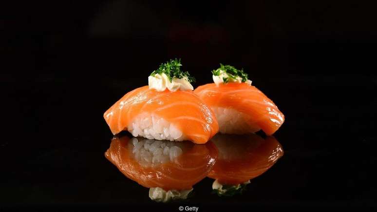 Duas pe&ccedil;as de sushi nigiri cont&ecirc;m cerca de 0,5g de sal - mas 1 colher de sopa de molho shoyu adiciona de 2,2g a 2,7g ao total