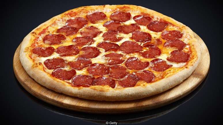 Uma fatia (100g) de pizza de pepperoni congelada pode ter 1,9g de sal