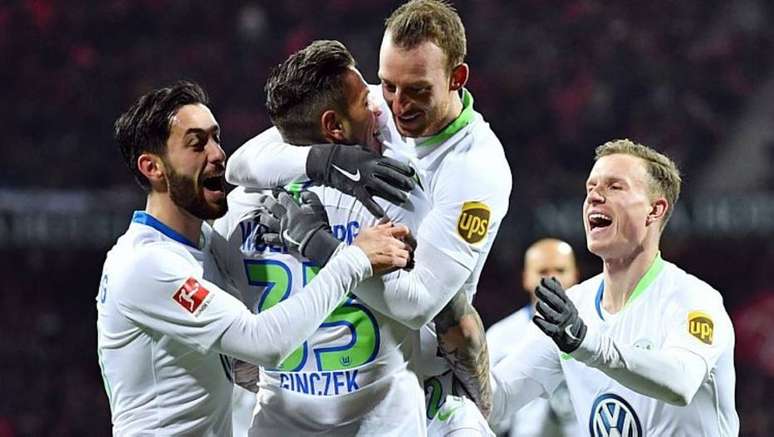 Jogadores do Wolfsburg comemoram gol na vitória sobre o Nuremberg