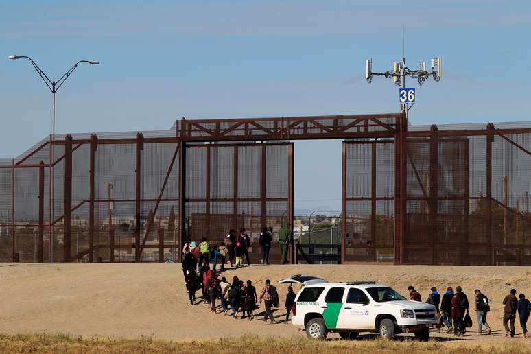 Imigrantes da América Central são escoltados por agente de fronteira dos EUA após se entregarem em El Paso, no Texas 03/12/2018 REUTERS/Jose Luis Gonzalez