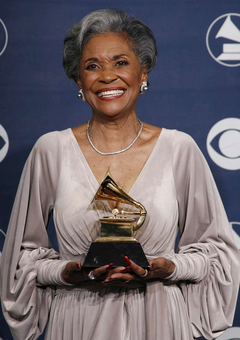 Cantora Nancy Wilson posa com pr&ecirc;mio Grammy em Los Angeles 11/02/2007  REUTERS/Mike Blake