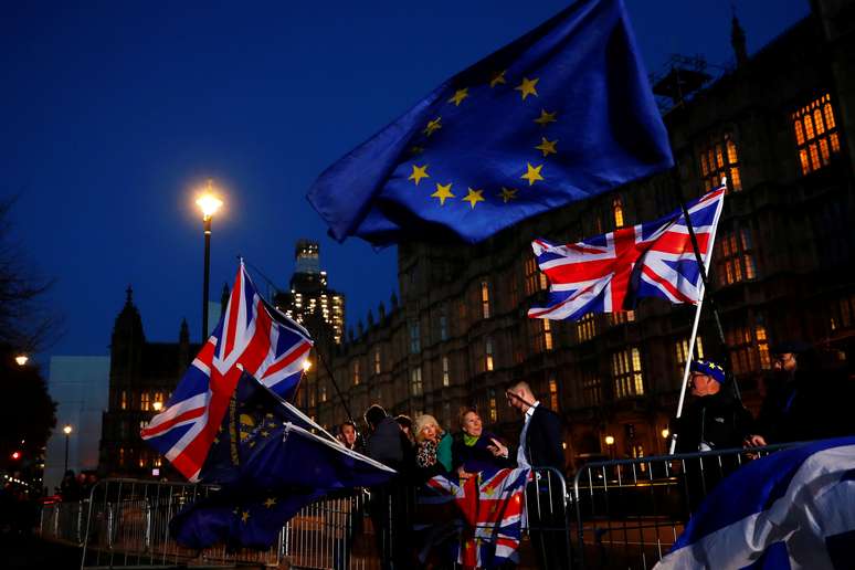 Manifestantes levantam bandeiras da União Europeia e do Reino Unido em Londres 12/12/2018 REUTERS/Eddie Keogh 