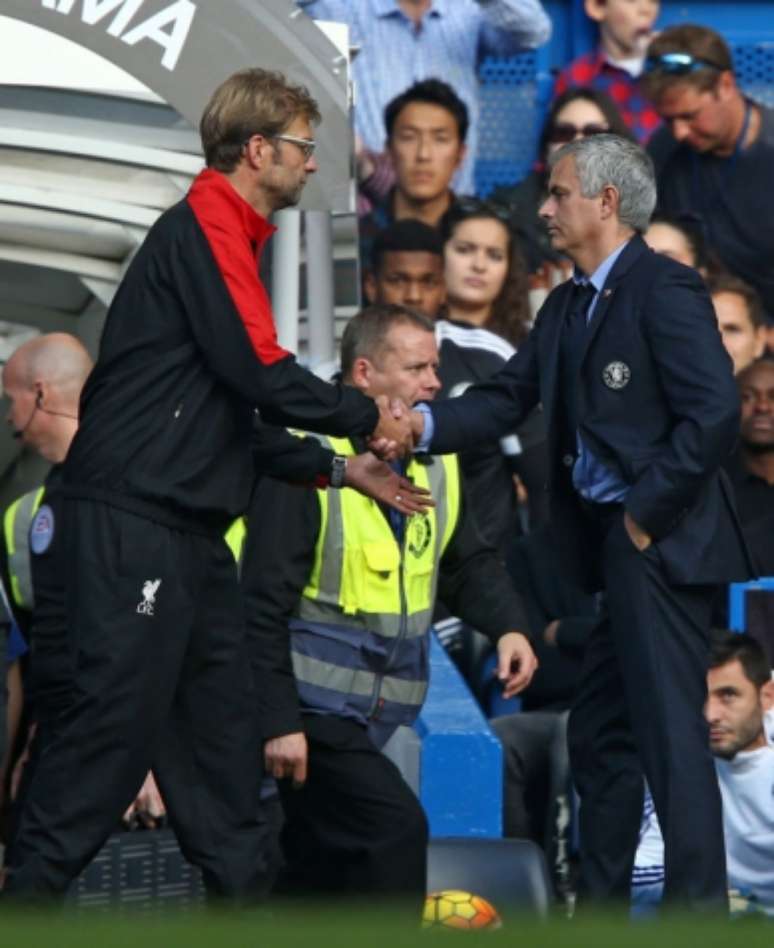 Klopp e Mourinho se cumprimentam antes de um jogo da Premier League (Foto: Justin Tallis / AFP)