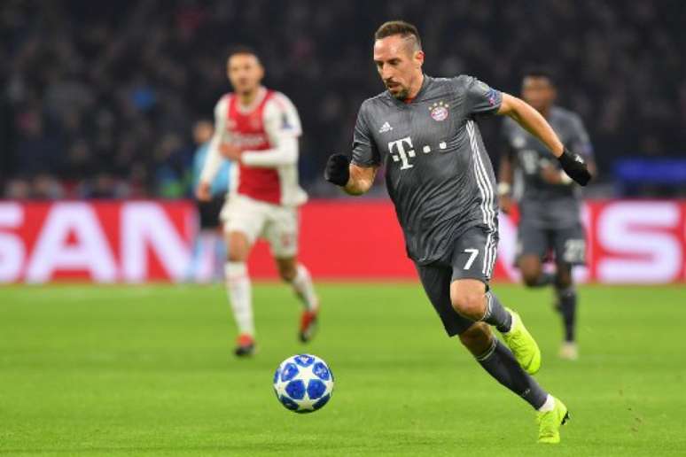 Ribéry em ação diante do Ajax, pela Liga dos Campeões (Foto: Emmanuel Dunand / AFP)