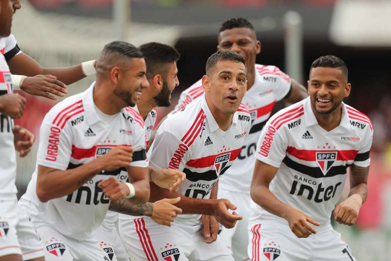 Diego Souza comemora gol com companheiros em partida contra o Flamengo, pela 32ª rodada do Brasileirão