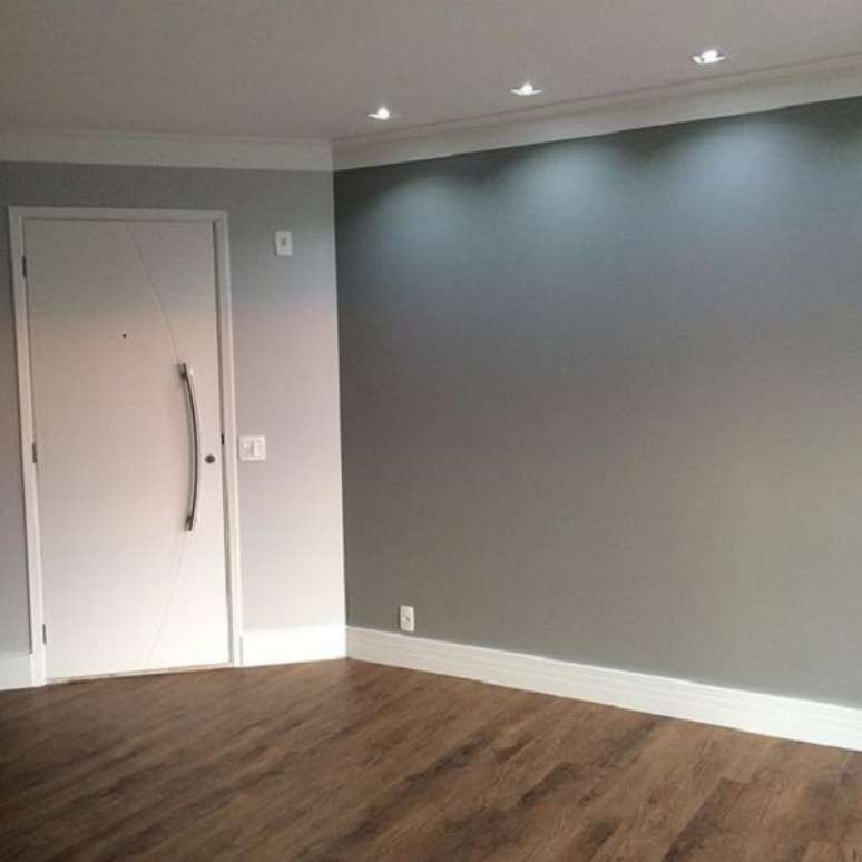 15- O rodap&eacute; de madeira com frisos na cor branca combina com a moldura do teto. Fonte: Pinterest