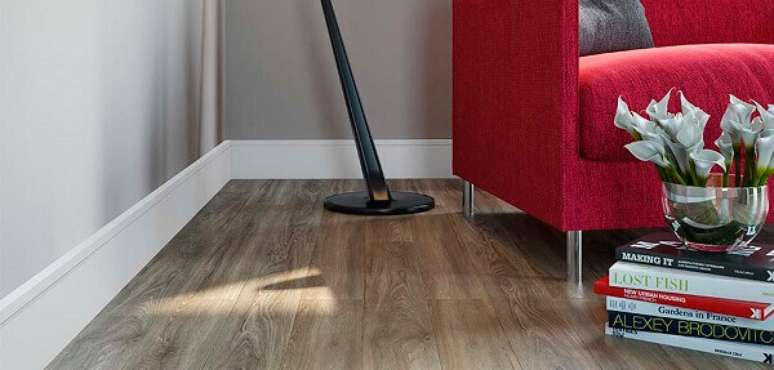 8- O rodap&eacute; para piso laminado pode ser instalado com altura superior a 10cm. Fonte: Duratex Madeira