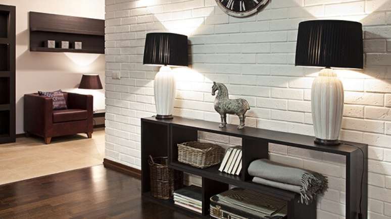 18- O padr&atilde;o do rodap&eacute; de madeira &eacute; o mesmo dos m&oacute;veis e objetos decorativos da sala de estar. Fonte: Westwing