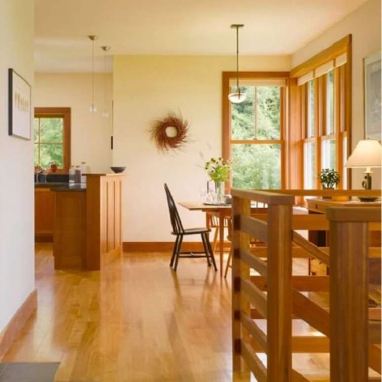 21- O padr&atilde;o das esquadrias, piso e rodap&eacute; de madeira seguem a mesma tonalidade. Fonte: Minha Casa Minha Cara