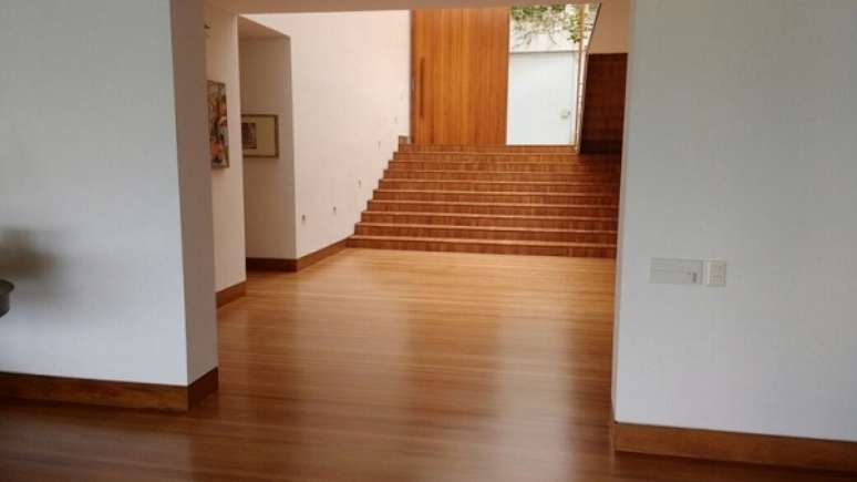 12- O rodap&eacute; de madeira tem as mesmas tonalidades do piso. Fonte: RB Pisos de Madeira