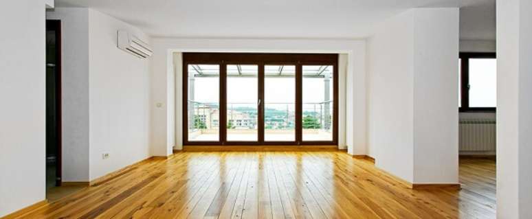 23- O rodap&eacute; de madeira de baixa altura &eacute; excelente para ambientes com p&eacute; direito mais baixo. Fonte: Marrei Decora&ccedil;&otilde;es