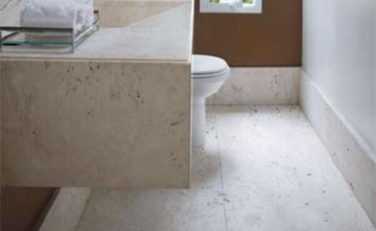 25- O rodap&eacute; de madeira n&atilde;o &eacute; uma boa op&ccedil;&atilde;o para banheiros, por isso escolha por materiais como rodap&eacute; de poliestireno, granito, m&aacute;rmore, cer&acirc;mica ou porcelanato. Fonte: M&aacute;rmore Bege Bahia &ndash; O Travertino Nacional