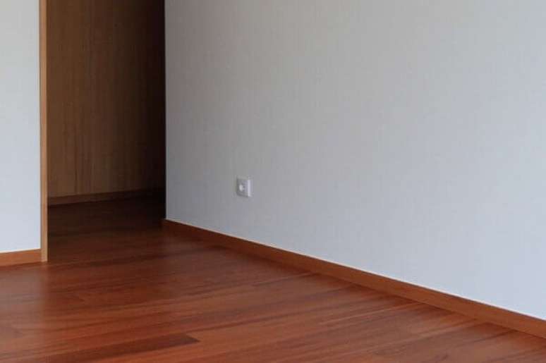 7- Uma das fun&ccedil;&otilde;es do rodap&eacute; de madeira &eacute; emoldurar e evitar que os m&oacute;veis possam encostar na parede. Fonte: ArchiExpo