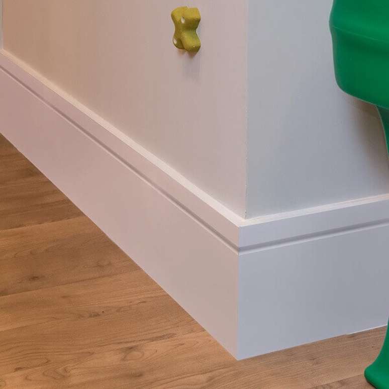 3- O rodap&eacute; de MDF na cor branca leva requinte e sofistica&ccedil;&atilde;o ao ambiente. Fonte: Magazine Luisa