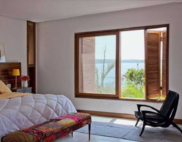 29- O rodap&eacute; de madeira para quarto de casal complementa a decora&ccedil;&atilde;o com um padr&atilde;o natural. Fonte: Minha Casa Minha Cara