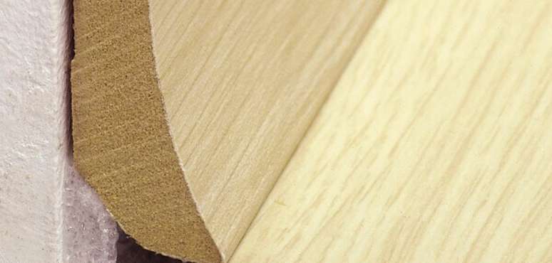 6- O rodap&eacute; de madeira para piso laminado da linha New Way da Durafloor pode ser fixado com parafusos. Fonte: Duratex Madeira