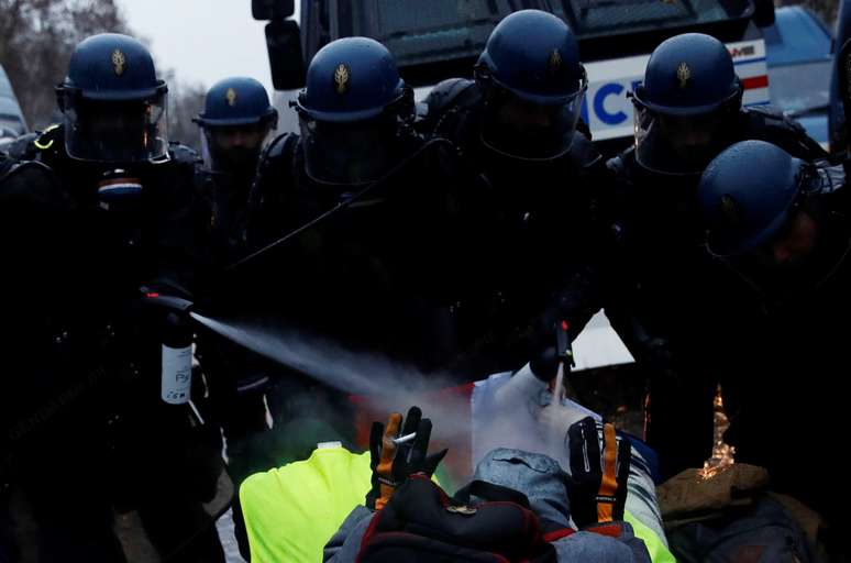 Manifestantes na França são contidos com gás lacrimogêneo