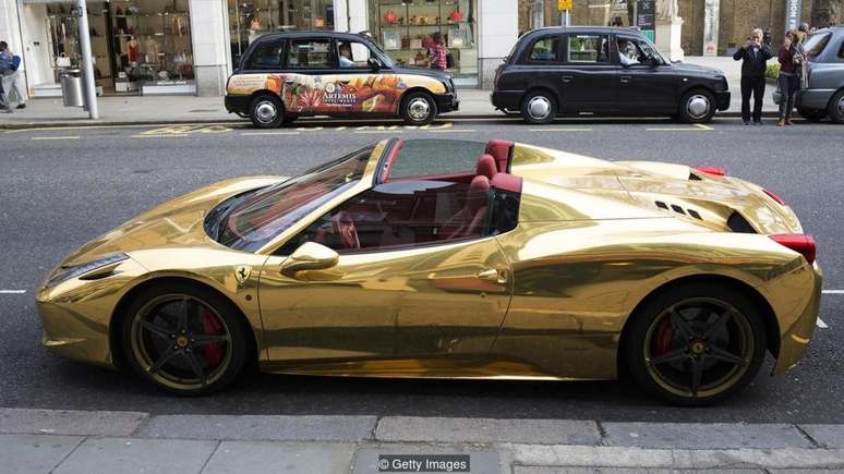 Muitos ganhadores usam o dinheiro para comprar carros de luxo