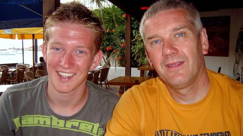 Dan e seu pai Barry; jovem morreu após sofrer parada cardíaca enquanto jogava futebol
