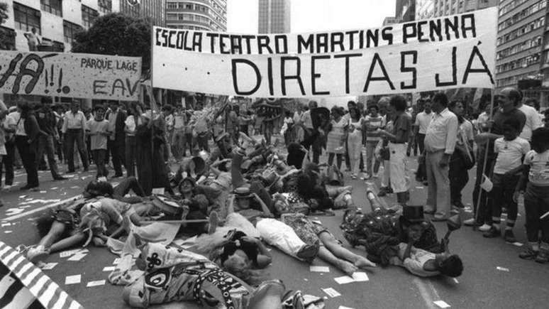 Estudantes de teatro pedem eleições diretas na década de 1980, no Rio de Janeiro
