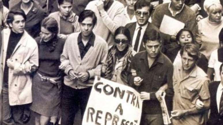 Chico Buarque (dir., segurando cartaz) e outros artistas na Passeata dos Cem Mil, em 1968