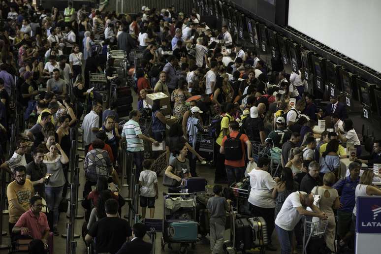 Passageiros formam fila no check-in da LATAM do Aeroporto de Guarulhos na tarde deste sábado (15); passageiros relatam problemas com cancelamentos